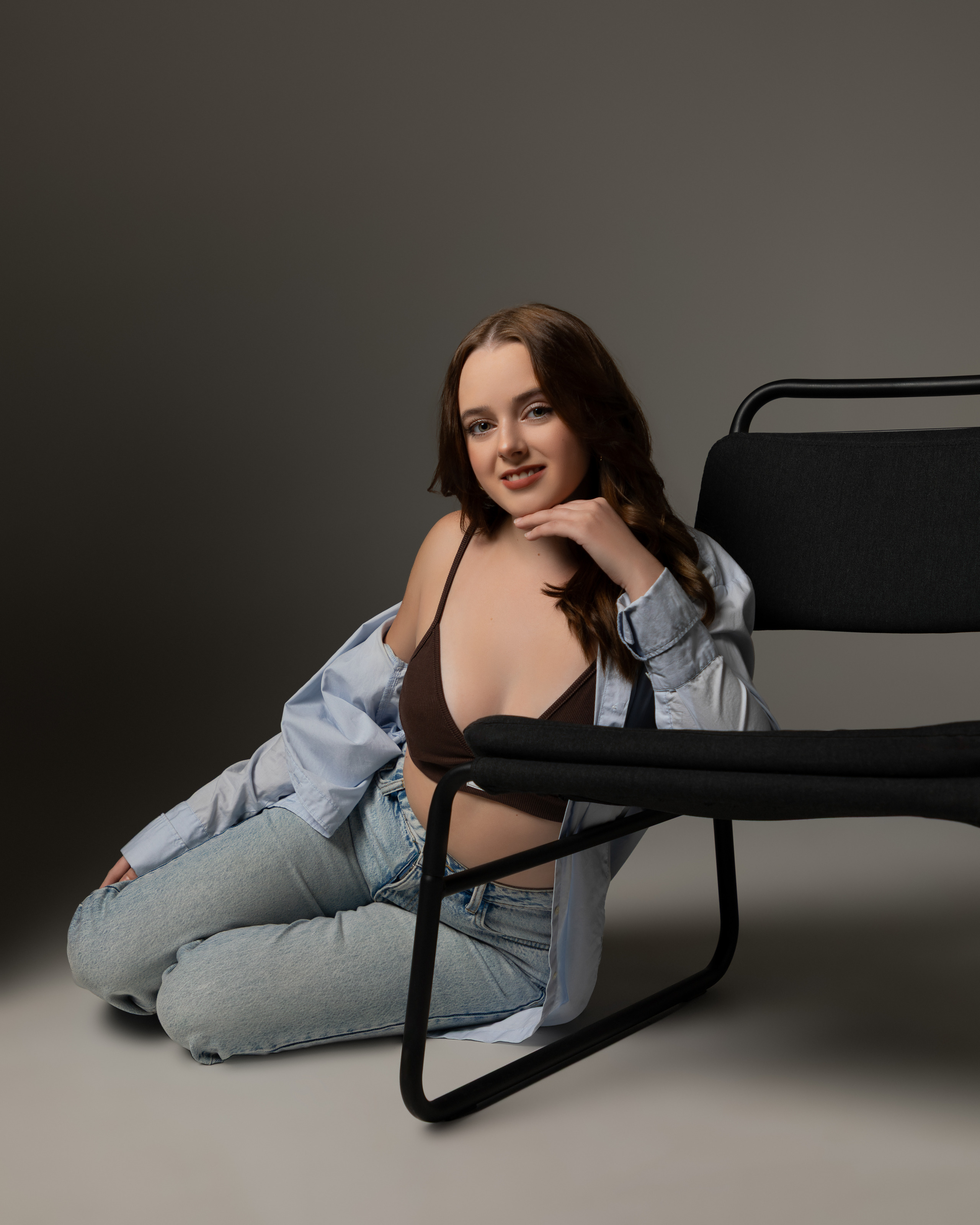 Studio portrait in a black jumpsuit, elegant style - photograph 9